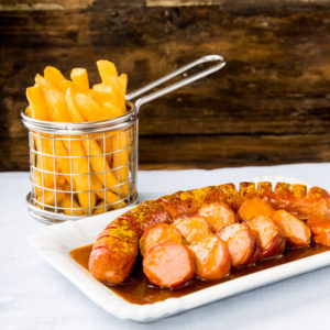 currywurst accompagnée de frites du Ch'Nord Pom Bistro